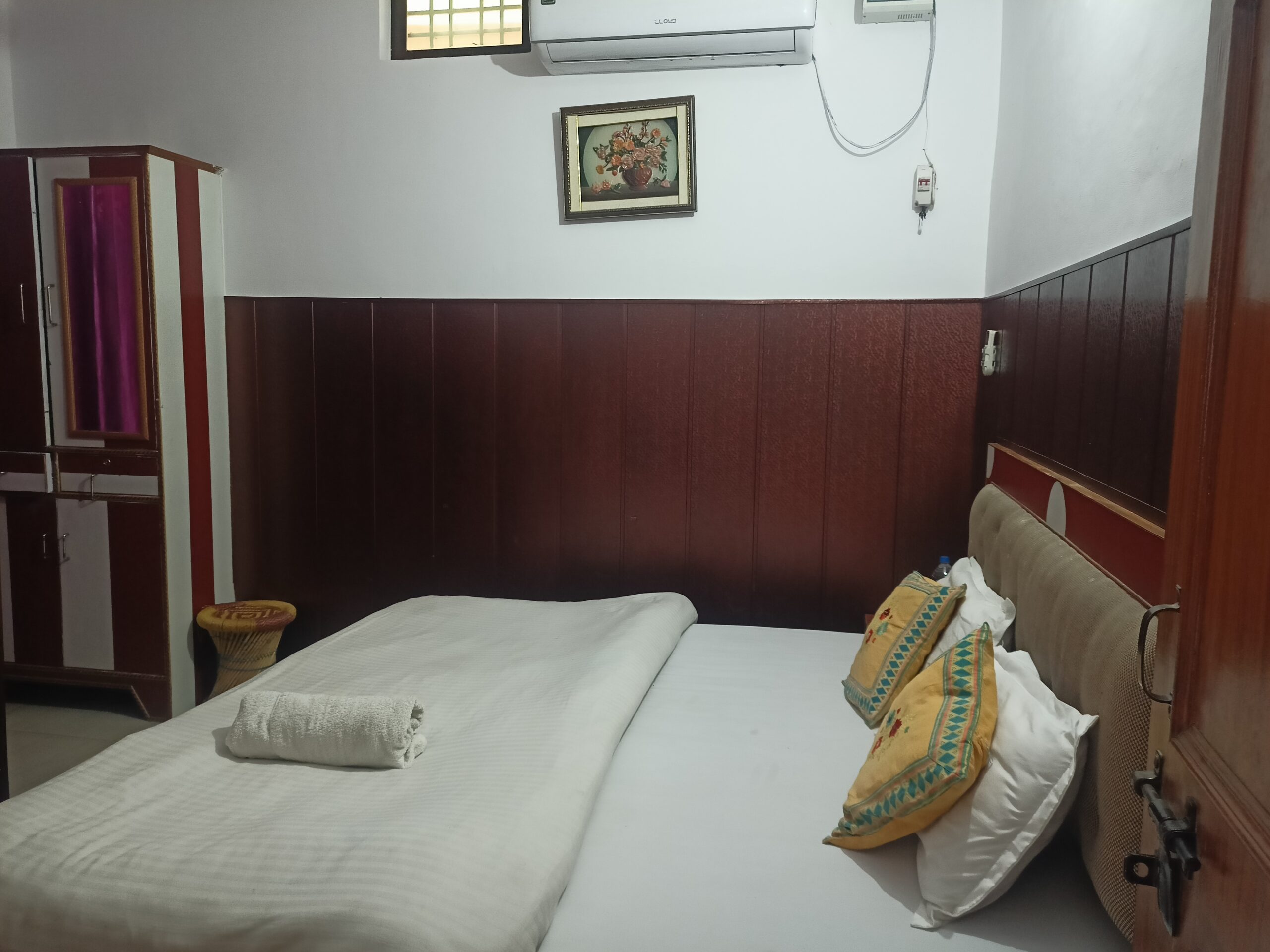 cheapest rooms in jollygrant dehradun airport